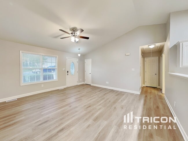 Photo - 639 Loch Lomond Cir