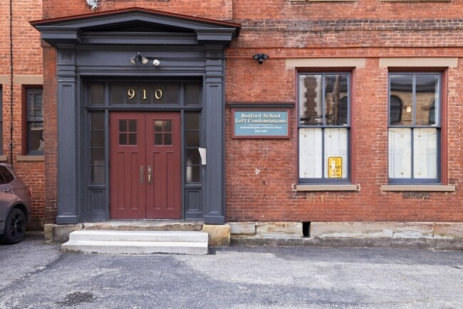 Photo - *Beautifully Updated & Unique 1BD/2BA Condo Unit Available in South Side*