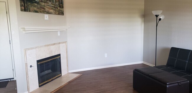 Building Photo - Beautiful3 bedroom condo, located in a 24 ... Unit 2077