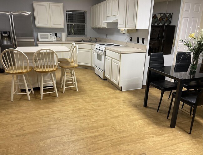 Photo - 2402 Pembroke Rd