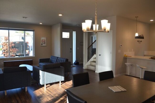 Photo - Spacious Master Bedroom for Rent in Modern...