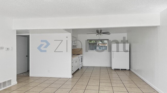 Photo - 132 W 18th St