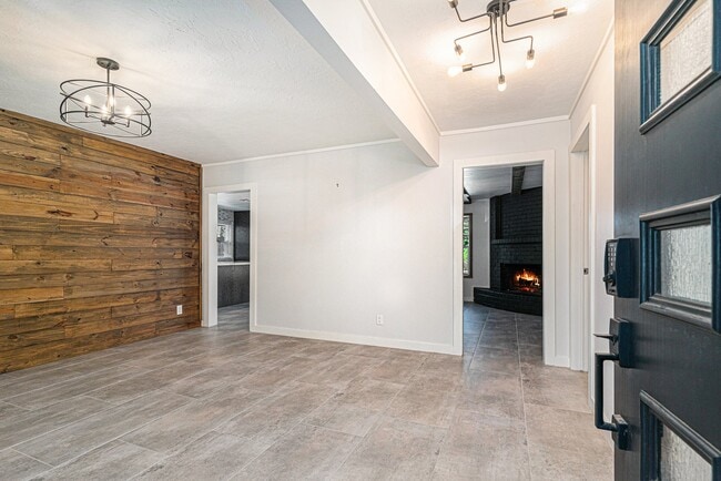 Building Photo - 1602 Loch Lake Dr