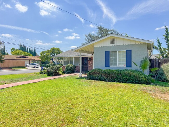 Building Photo - La Rosa Unit House