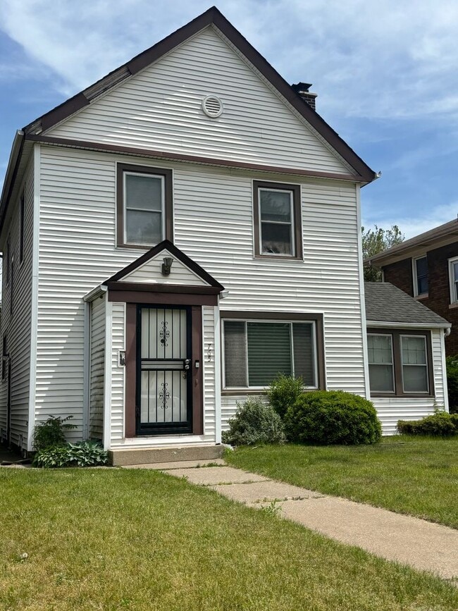 Building Photo - WOW! This beautifully updated 3-bedroom won't last!
