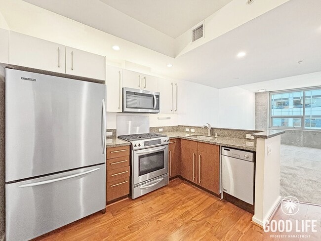 Photo - Beautiful 1B/1BA Condo in Downtown Near Petco Park W/ Views, A/C, W/D, Balcony, Rooftop Deck & Gym! Unit 1204