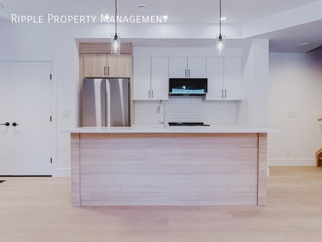 Photo - AMAZING 3 BEDS, 2.5 BATHS MULTIPLEX | AIR CONDITIONING & WINDOW COVERINGS