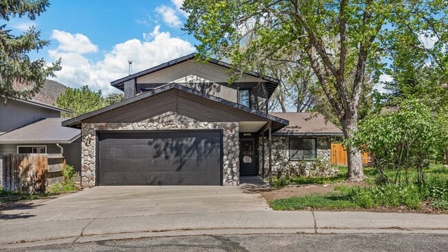 Building Photo - Spacious Home for Rent in Glenwood Springs – Great Location, No HOA!