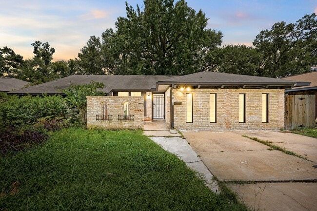 Photo - 5618 Briarwick Ln House