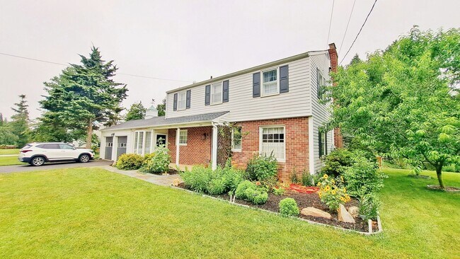 Photo - Fully Furnished 4 Bed / 1-1/2 Bath Single Family Home w/2 Car Garage