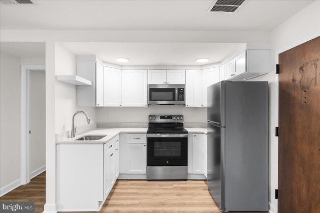 Building Photo - 380 Broadview Ave Unit APT 3