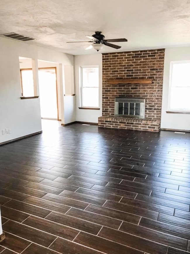 Photo - 925 St James Ct