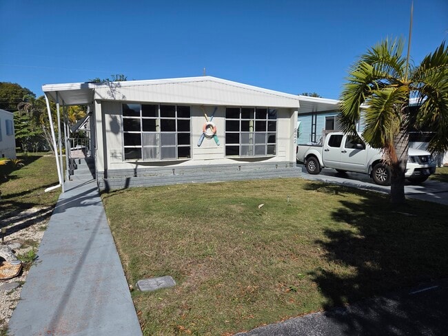 Building Photo - 922 S Silver Cir