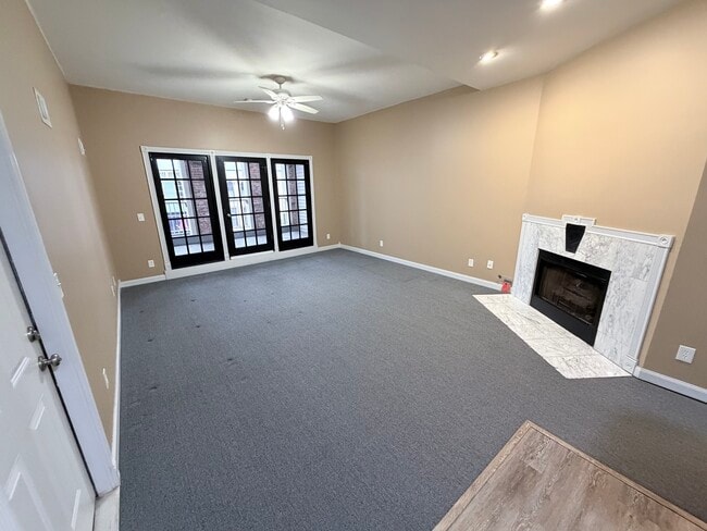 Building Photo - 45 S Monroe St Unit 301