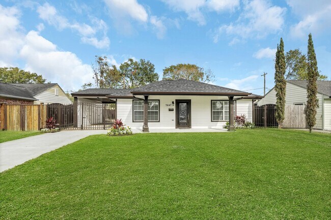 Building Photo - 7647 Greendowns St