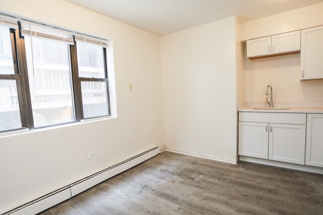 1632 W Pratt Blvd Unit 2S
