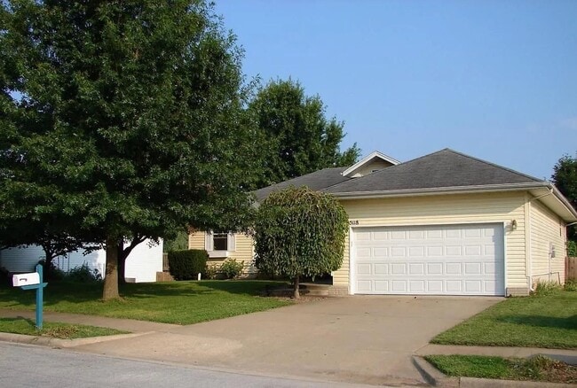 Building Photo - Gorgeous Walkout Basement Home with a Pool...