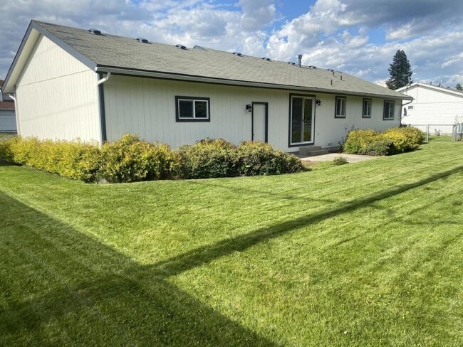 Photo - 624 Maple Pl