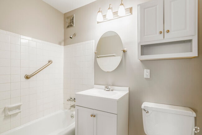 2BR, 1.5BA - 1,050SF - Full Bathroom