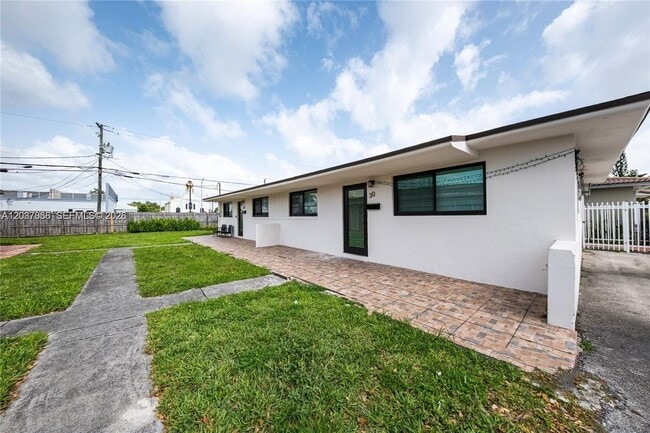 Building Photo - 30 NW 56th Ct Unit 1