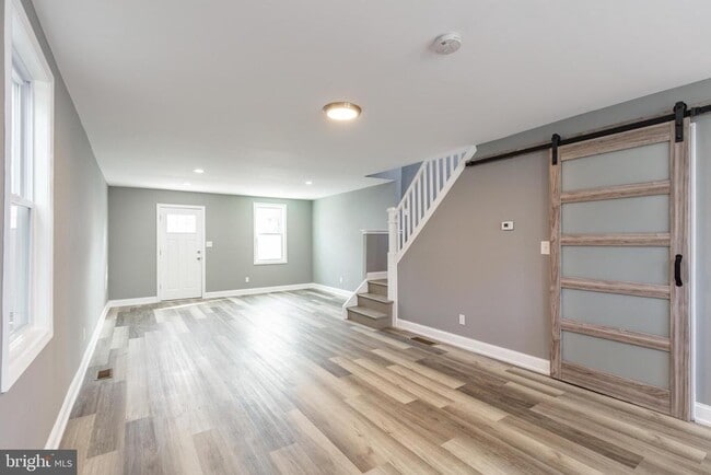 Photo - 454 Old Elm St