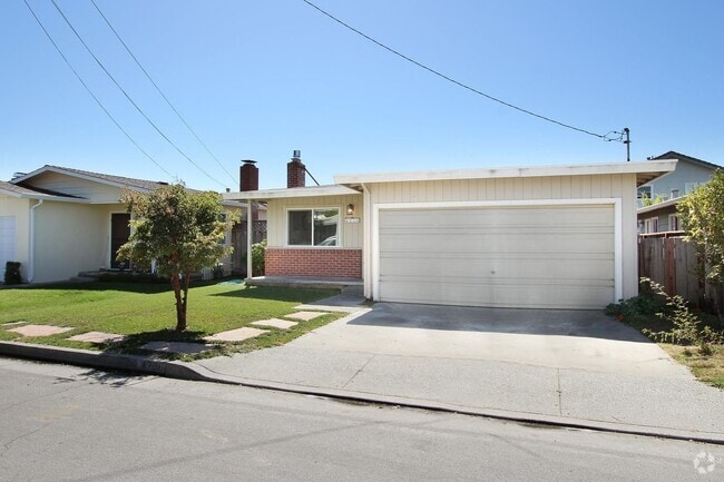 Building Photo - Charming Jewel Box Home Just Minutes from ...