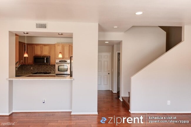 Photo - 4 br, 2.5 bath Condo - 20300 Vanowen Stree...