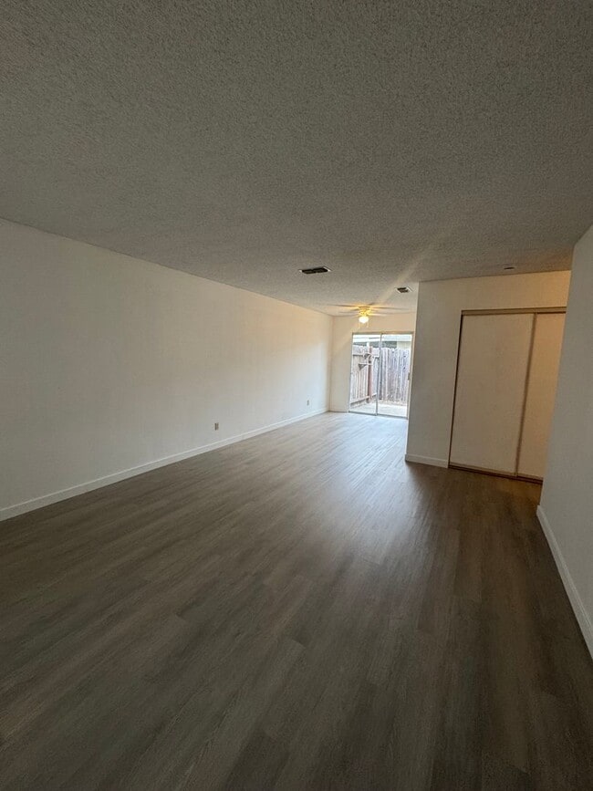 Building Photo - 5574 Mountain View Dr Unit 01