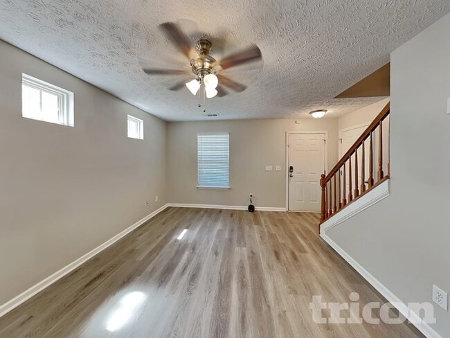 Photo - 220 Oak Grove Way