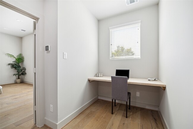 Photo - 5233 Hillman St