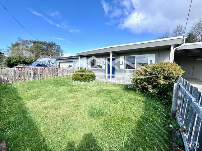 Building Photo - Dog Friendly Bandon Home: 3 bdrm / 1 ba