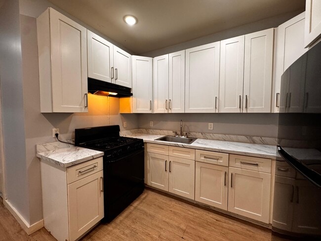Building Photo - 174 Van Nostrand Ave Unit 1R