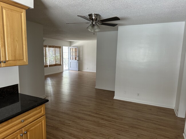 Photo - 10514 Moorpark St