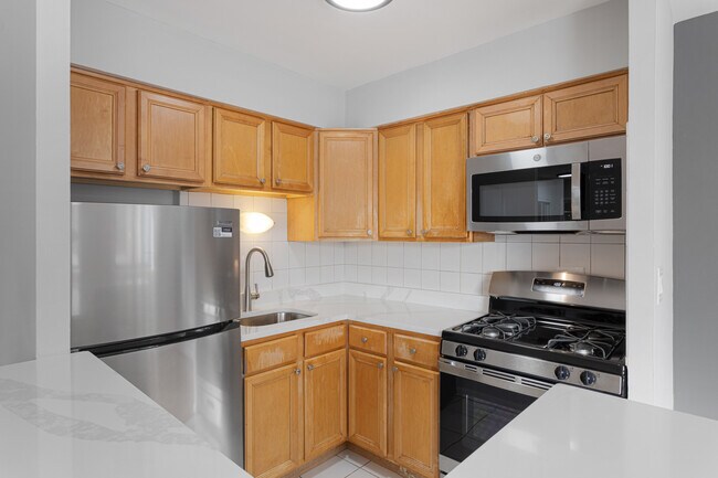 Photo - 6758 N Sheridan Rd