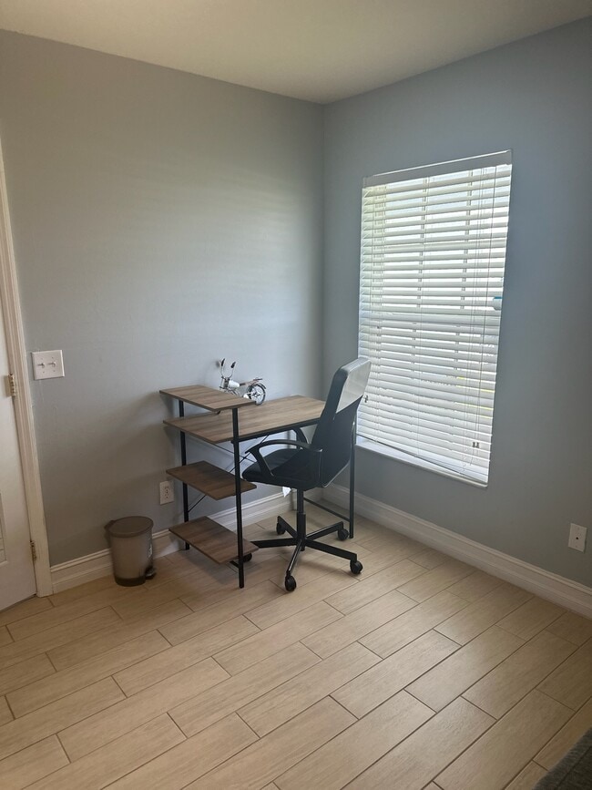 Él - 3002 NW Douglas Cir