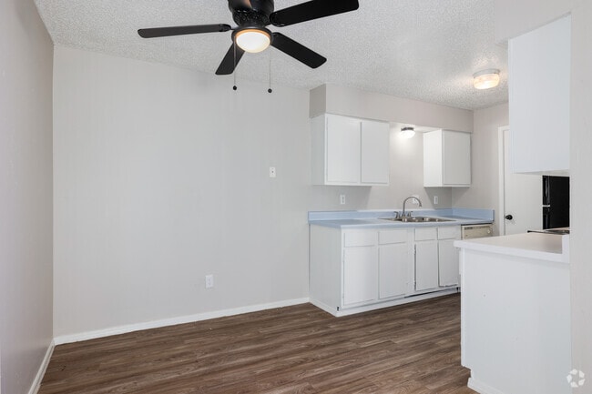 Summer Oaks Apartments - Kitchen