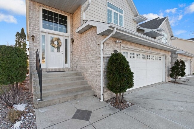 Building Photo - River Point Court Duplex Unit 2106