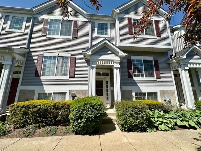 Updated 3 bedroom, 2.5 bathroom 2 car atta... - Updated 3 bedroom, 2.5 bathroom 2 car atta... Casa
