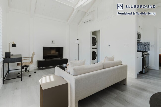 Photo - 2214 Serra Ave