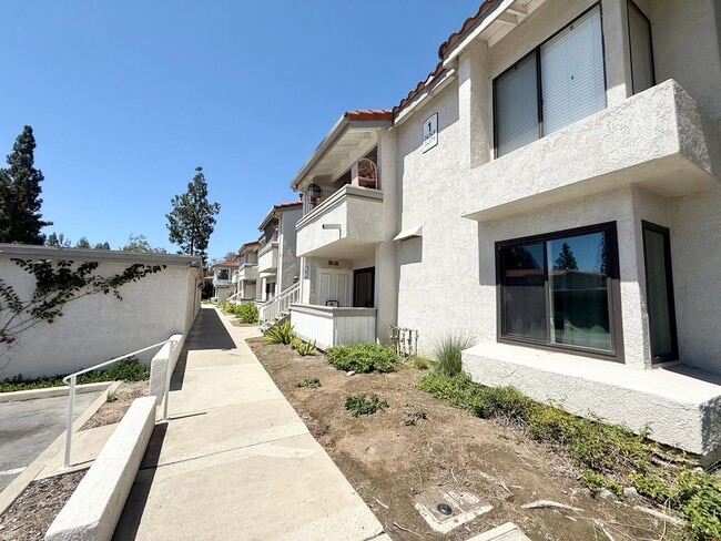Building Photo - 1 Bed 1 Bath Unit in desirable Gated Commu... Rental