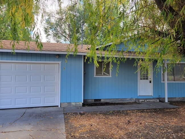 Building Photo - 3 bed/2 bath