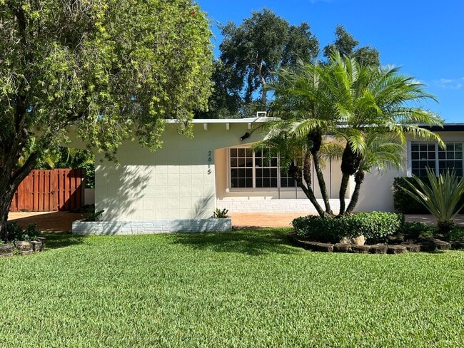 Building Photo - Beautifully appointed 4 Bedrooms, 2 Bathro... Rental