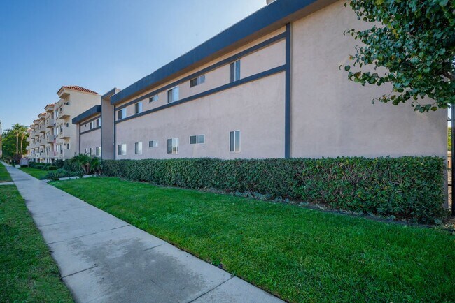 Photo - Chateau 16700 Devonshire Apartments, LLC