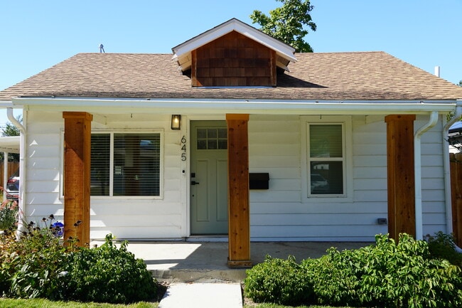 Photo - 645 Newton St