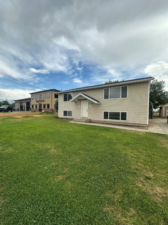 Lock in $2,225 Rent + Get $1,000 Credit! S... - Lock in $2,225 Rent + Get $1,000 Credit! S... House