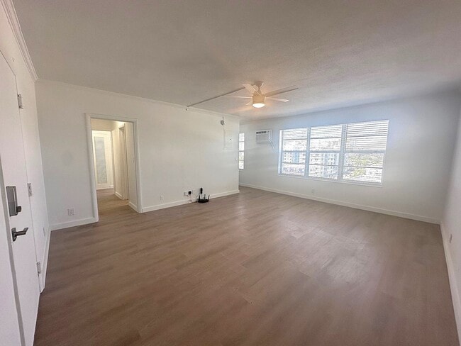 Building Photo - Updated 1 Bedroom 1 Bath Condo - Steps from Fort Lauderdale Beach! Unit 605H