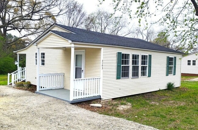 Building Photo - Newly remodeled home is located in Lancaster, SC 29720.