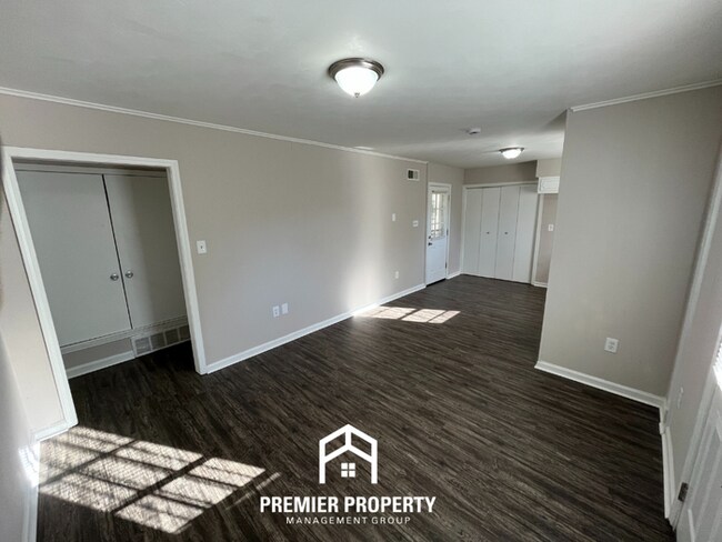 Photo - 211 Burwood Dr