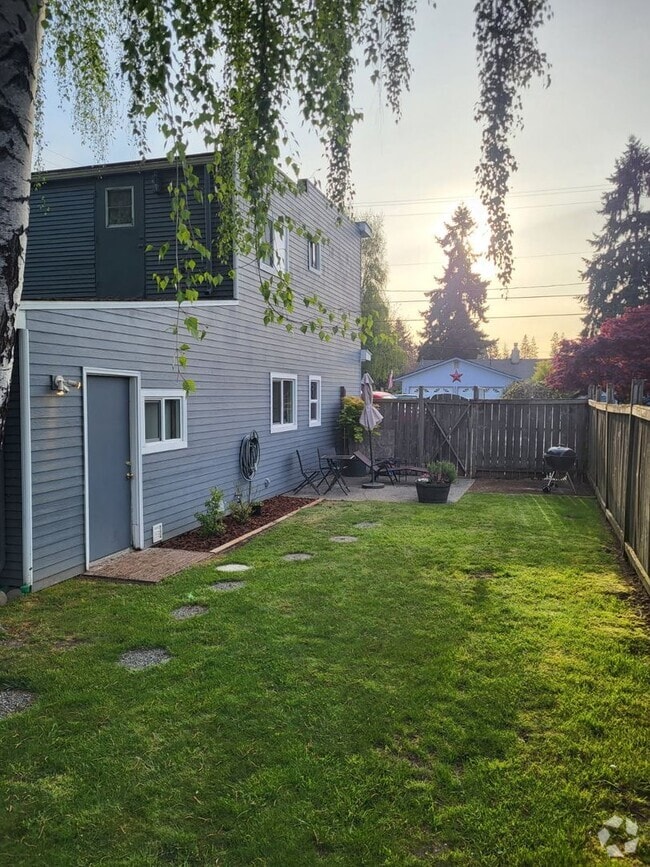 Building Photo - Cozy 2 BD, 1 BA Ground floor Duplex with L... Rental