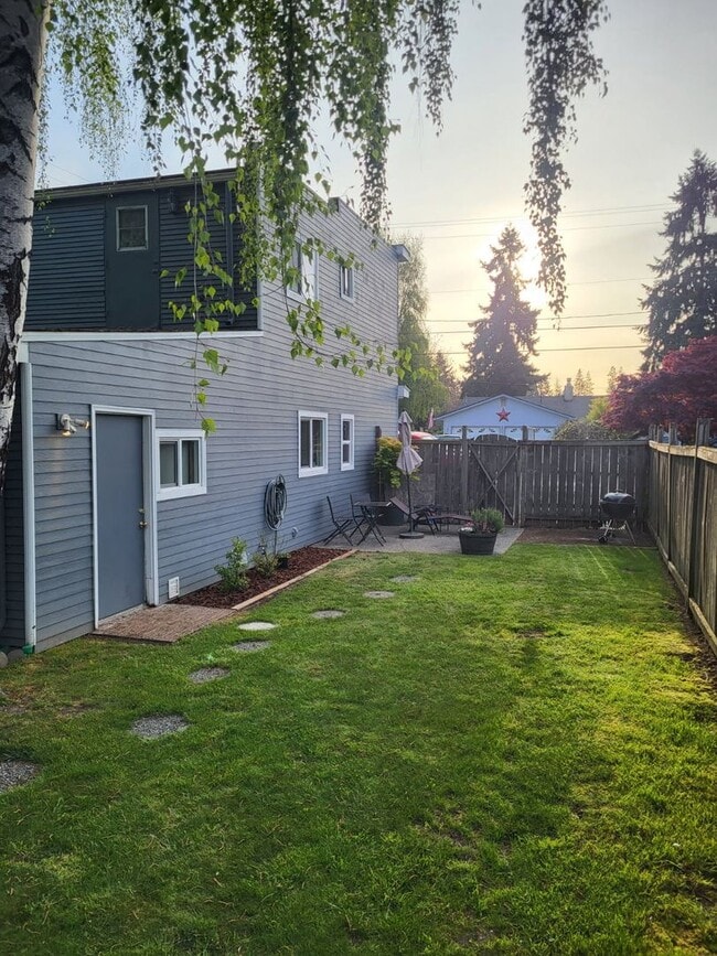 Building Photo - Cozy 2 BD, 1 BA Ground floor Duplex with L... Rental